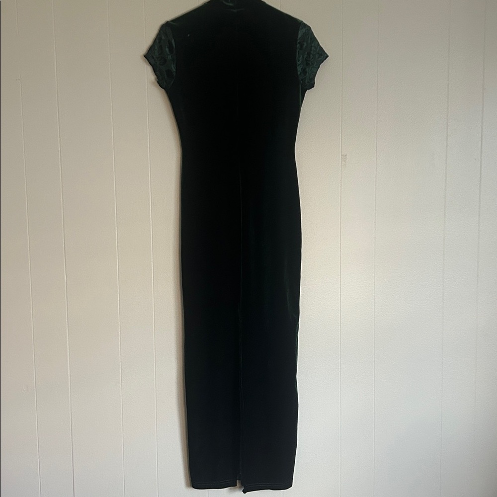 Beautiful vintage velvet emerald green dress with floral burnout pattern. - Picture 9 of 11